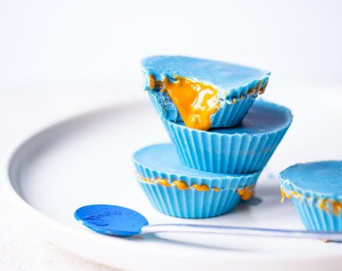 blue-chocolate-peanut-butter-cups-with-organic-spirulina-powder-min