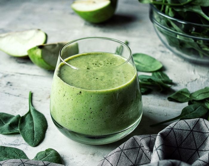 pear-and-spinach-smoothie-with-organic-acerola-powder
